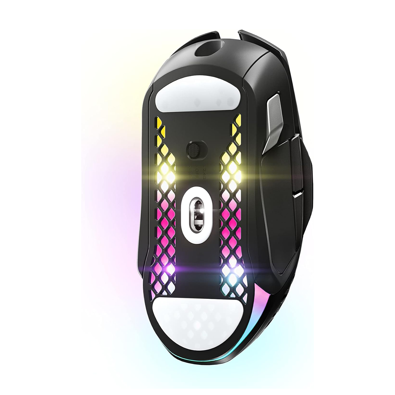 La parte inferiore di un mouse da gioco nero con luci. Il mouse è su uno sfondo bianco.