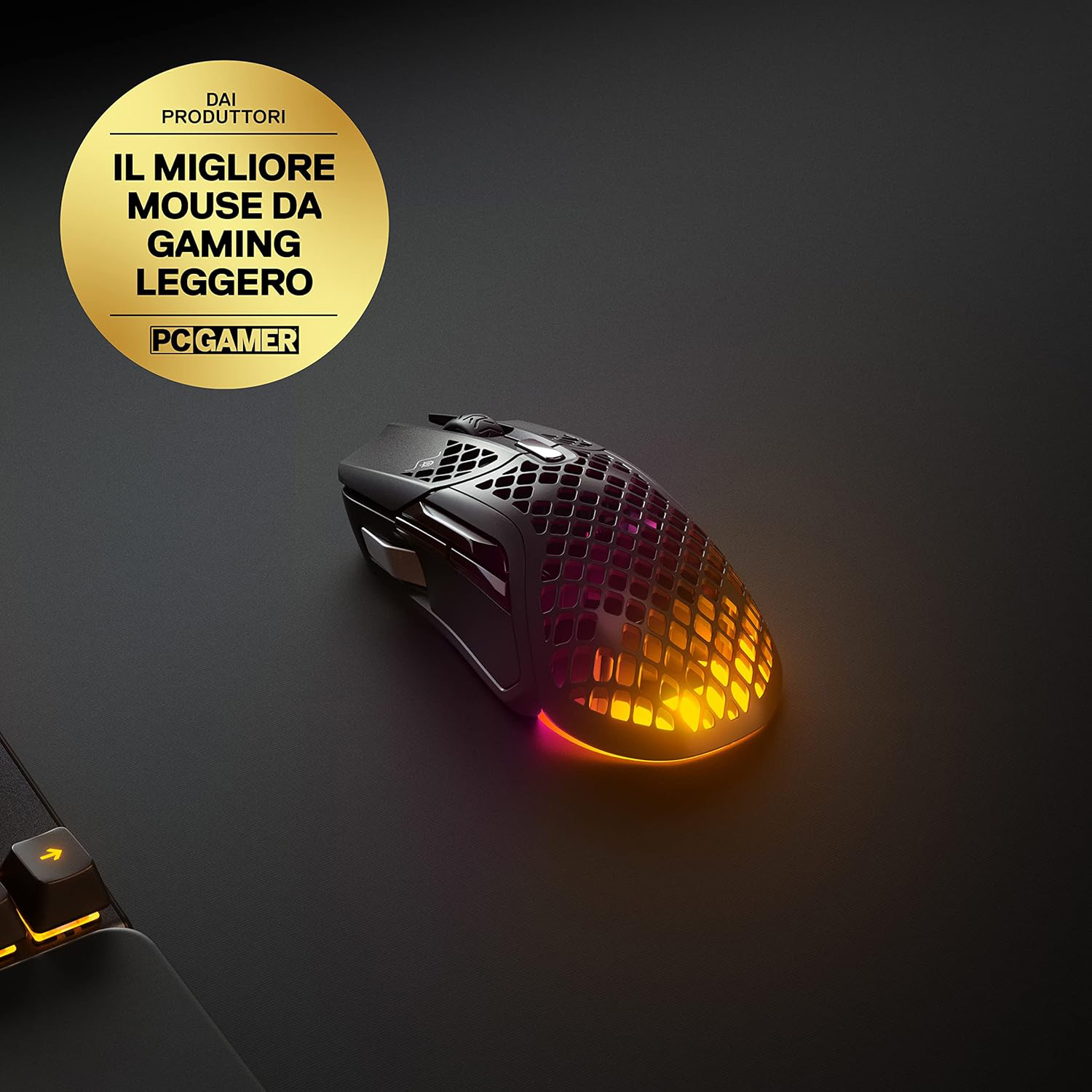 Mouse da gaming nero con illuminazione gialla e rossa su superficie scura. Visibile un premio dorato.