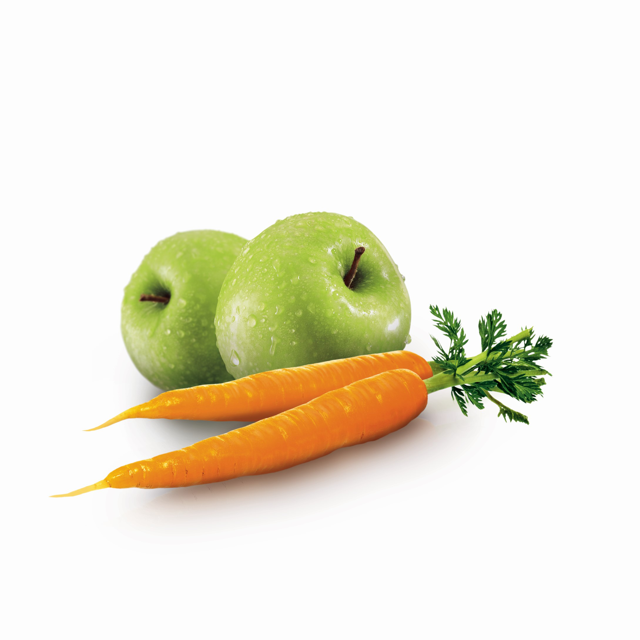 Két zöld alma és két narancssárga répa fehér háttér előtt. Friss és egészséges.