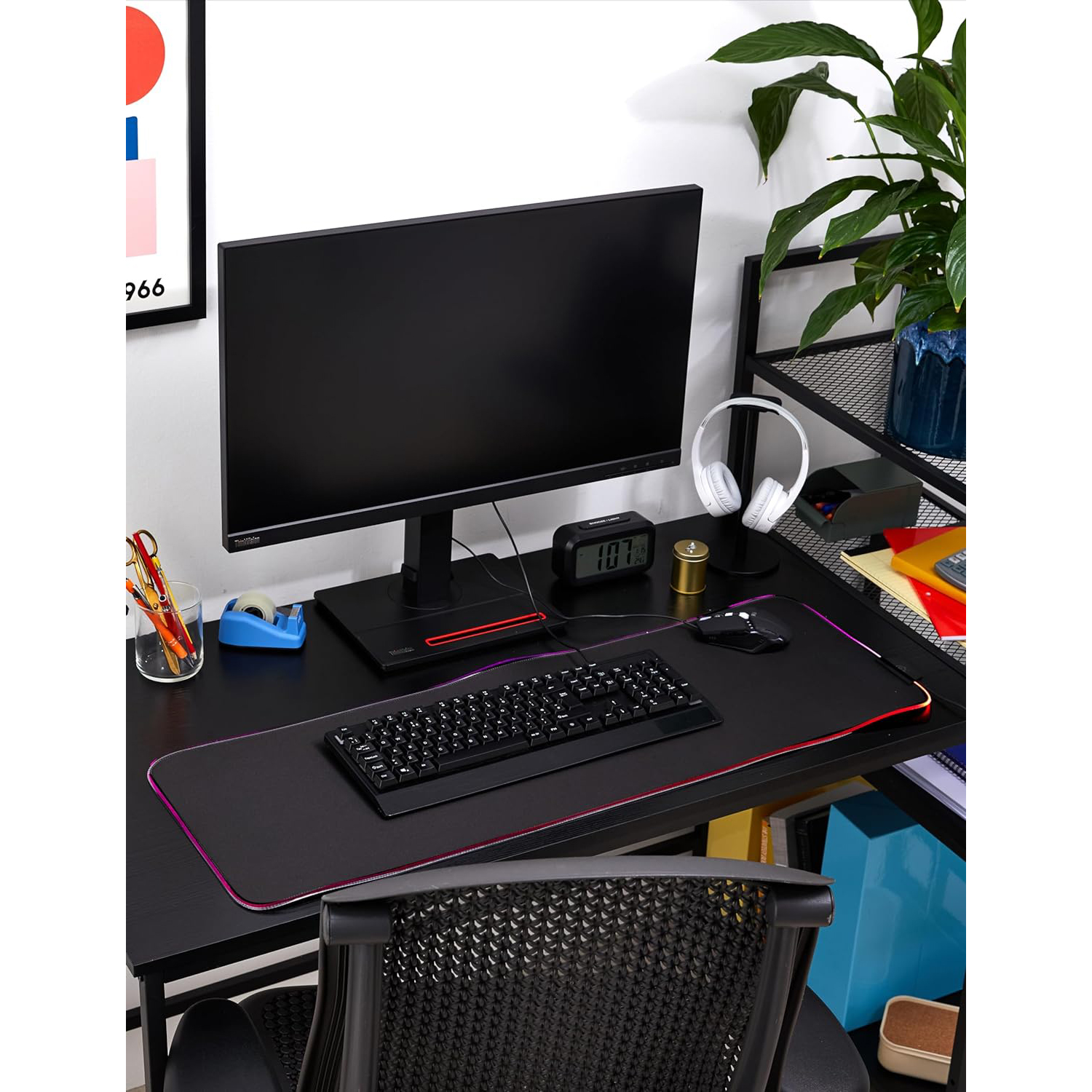 Configurazione della scrivania dell'ufficio con monitor, tastiera e accessori.