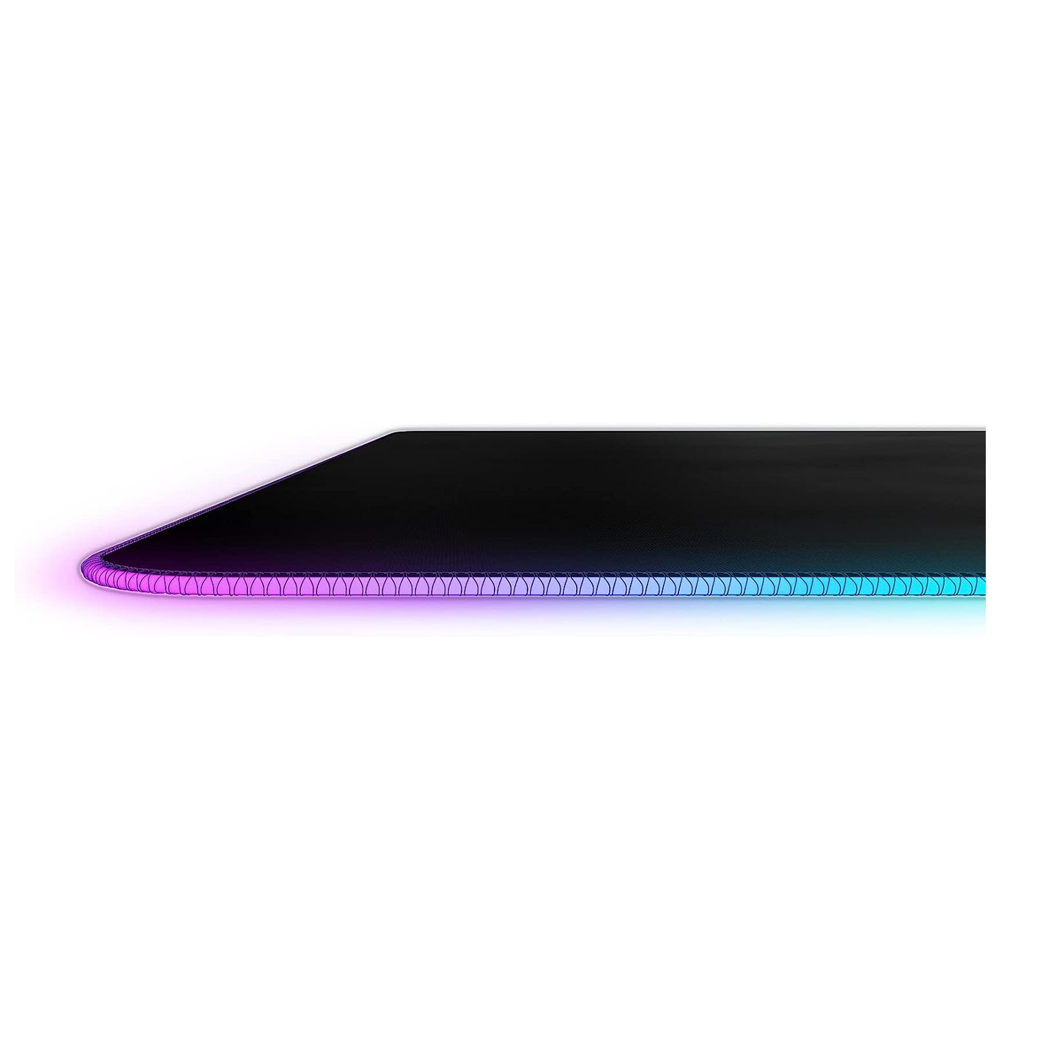 Tappetino per mouse da gioco nero con bordo illuminato colorato, su sfondo bianco.