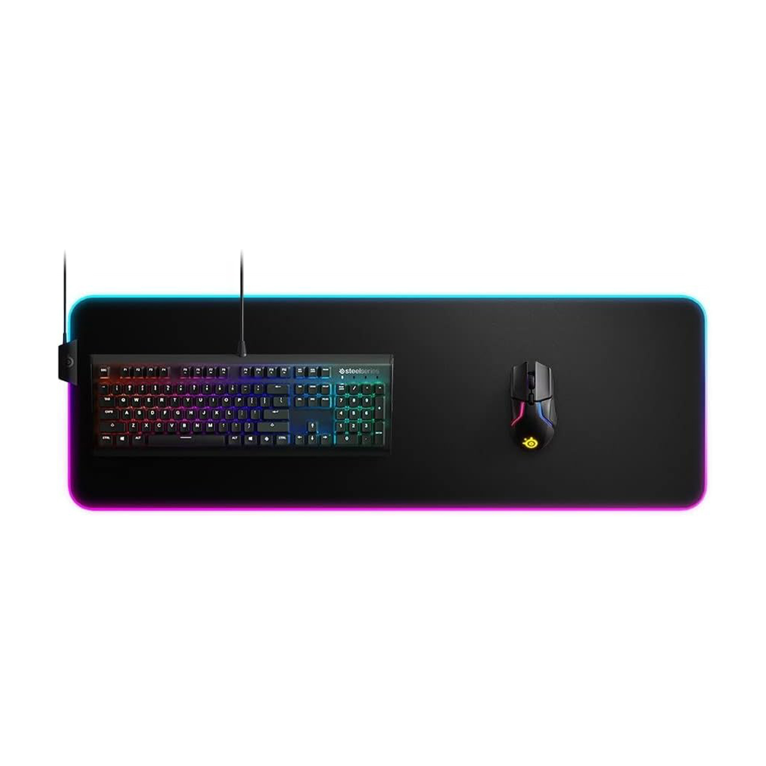 Configurazione di gioco. Mouse, tastiera e tappetino neri con luci.