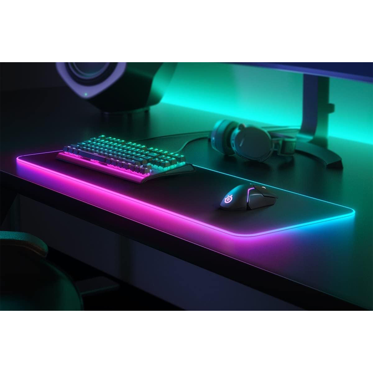 Configurazione di gioco con tastiera, mouse e tappetino con illuminazione RGB.