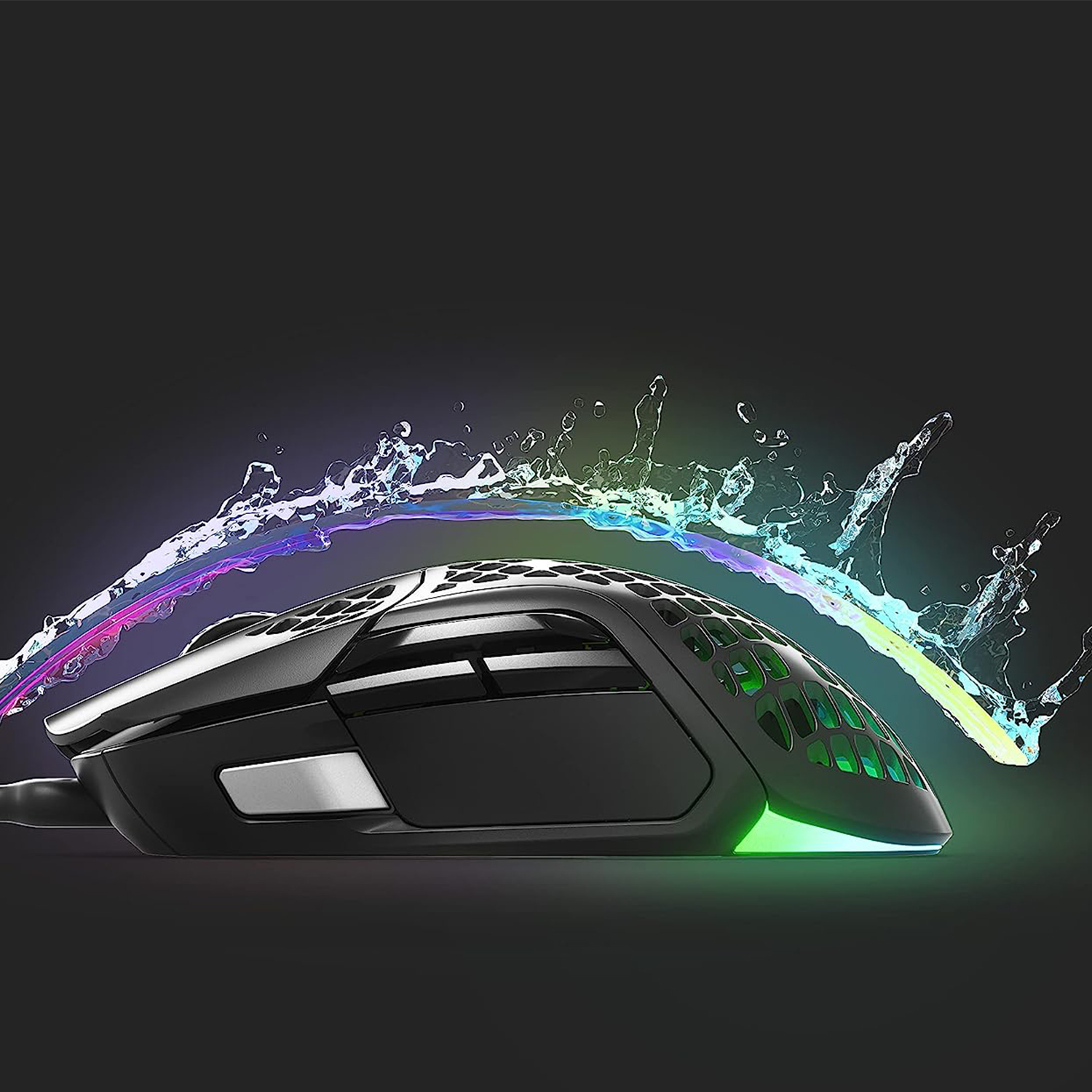 Mouse da gioco nero con illuminazione RGB. Ha un design a nido d'ape ed è su una superficie nera.