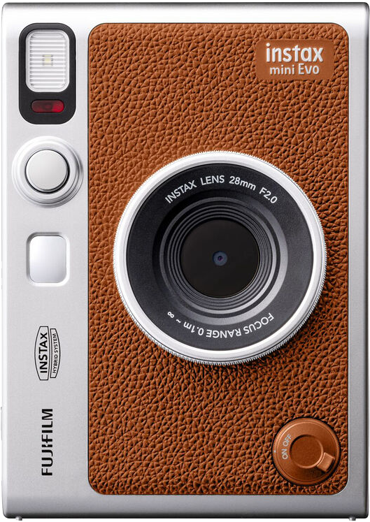 Barna és ezüst instax kamera. Elölnézet objektívvel és gombokkal.
