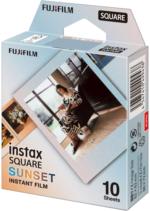 Fujifilm Instax Square film doboza. Egy fotó egy személyről egy szobában a dobozon.