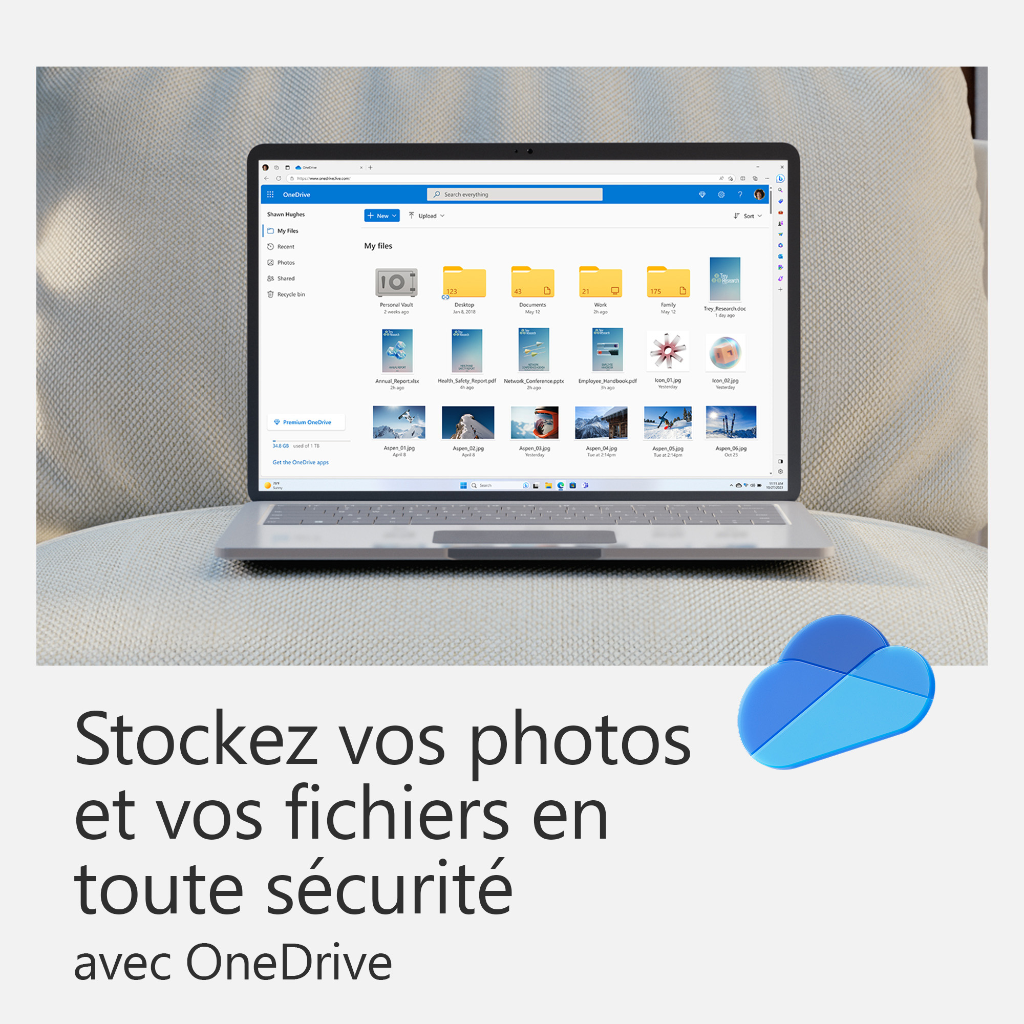 Laptop su una sedia che mostra OneDrive. Un'icona a forma di nuvola nell'angolo in basso a destra dell'immagine.