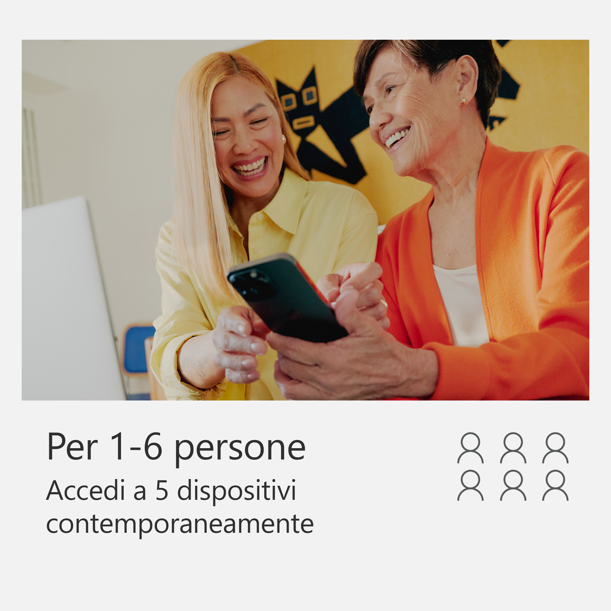 Zwei Frauen lächeln und schauen auf ein Telefon. Der Hintergrund ist hellgelb.