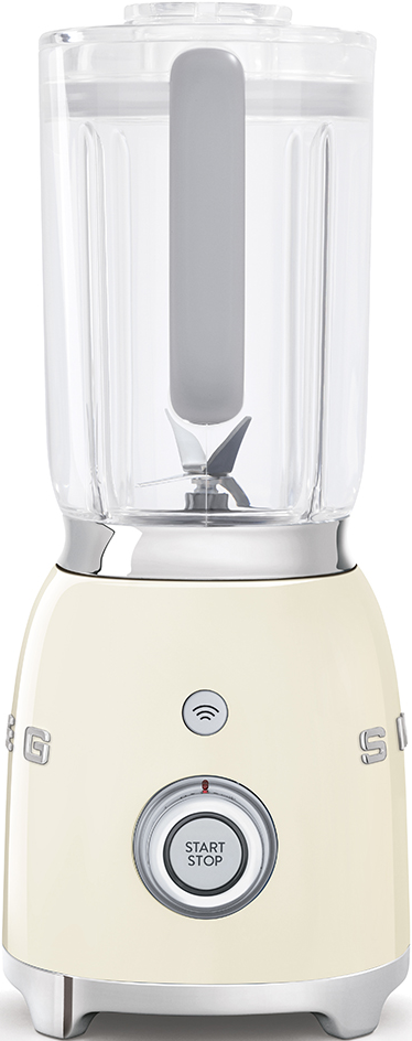 Cremefarbener Mixer mit durchsichtigem Behälter. Die Basis hat eine Start/Stopp-Taste, ein silbernes Logo.