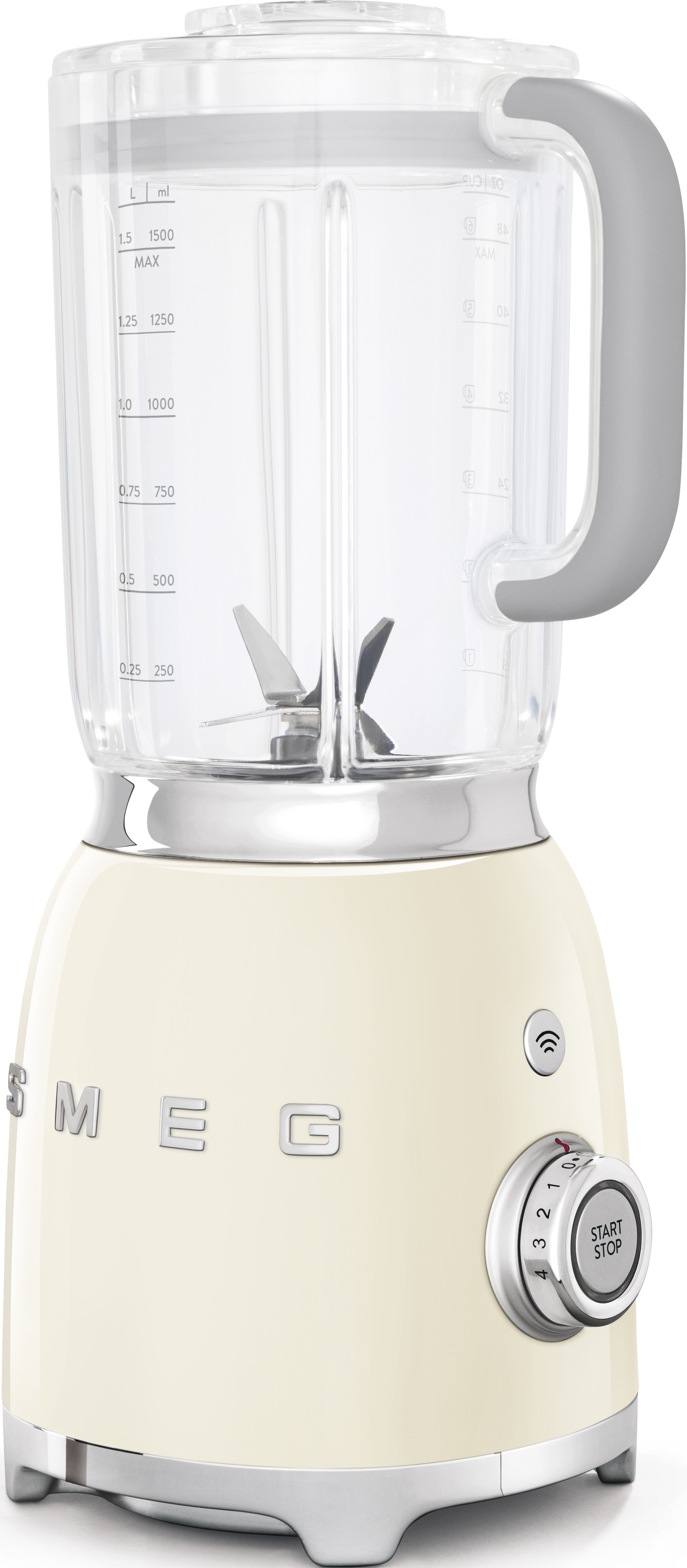 Ein cremefarbener Smeg-Mixer mit einem durchsichtigen Krug, Chromsockel und Start/Stopp-Regler.