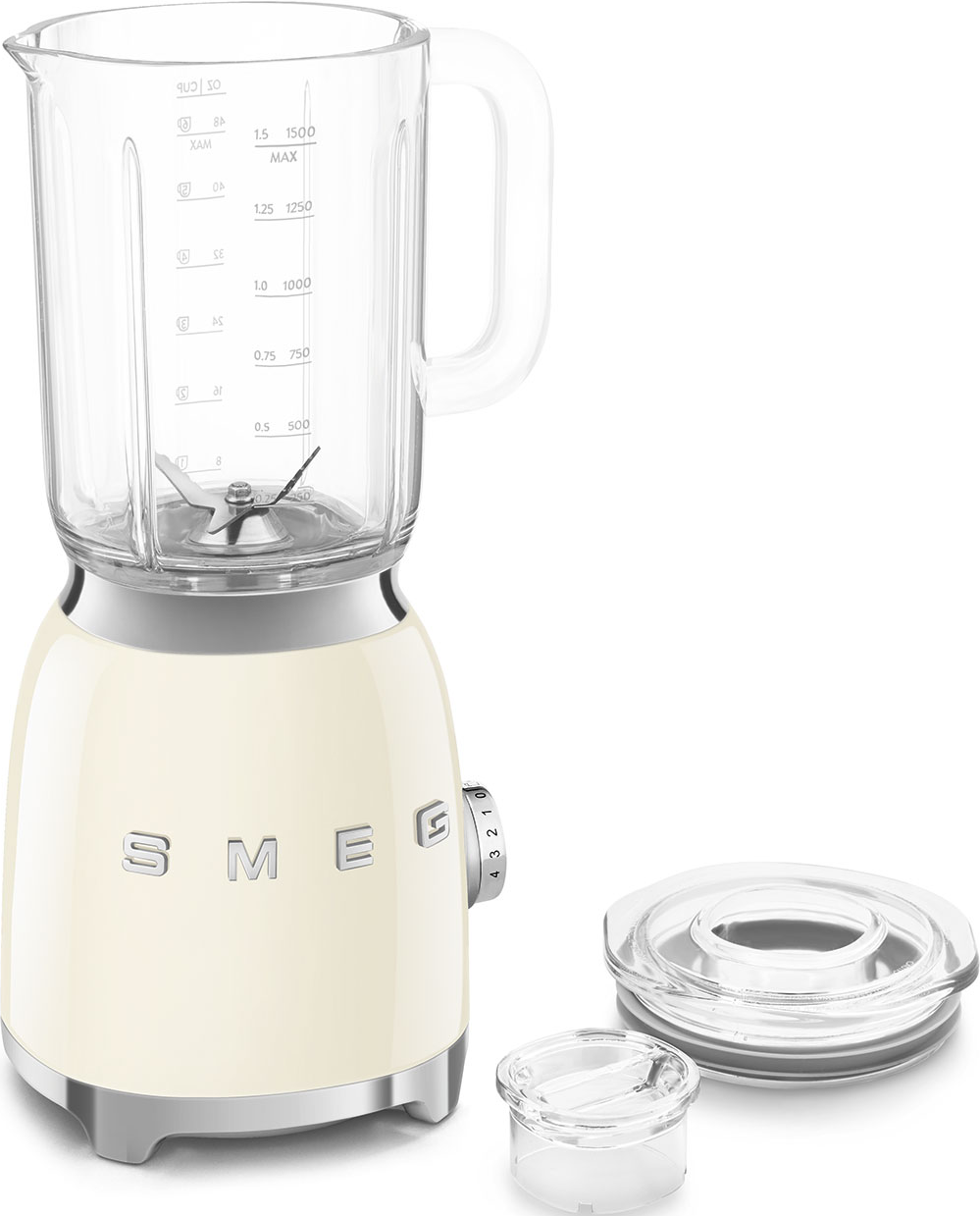Cremefarbener Mixer mit Glasbehälter und Zubehör.
