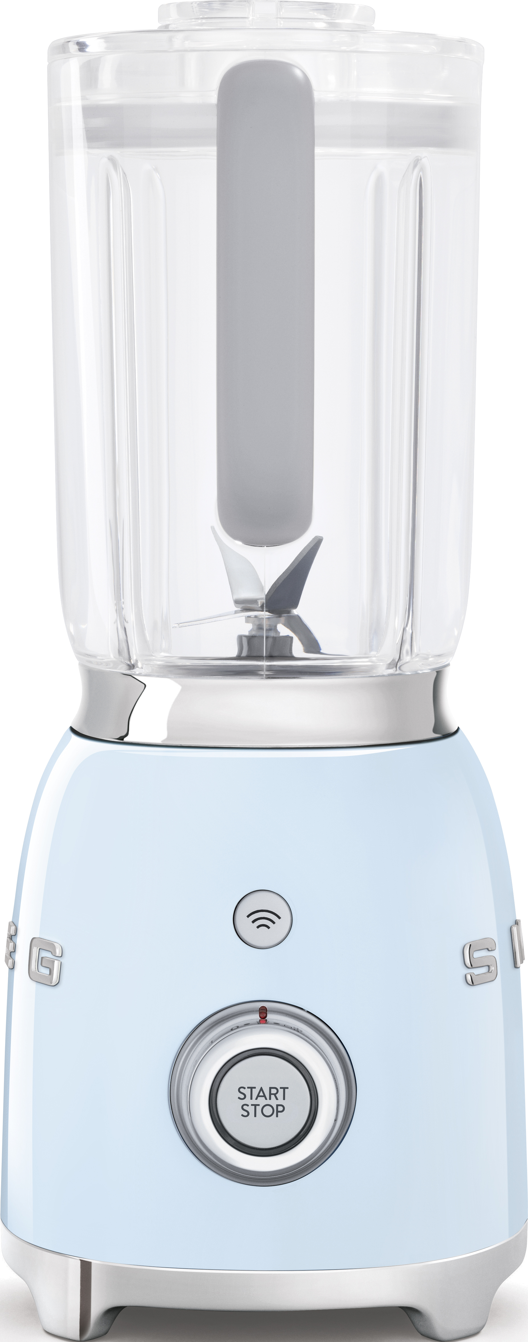 Hellblauer Smeg-Mixer mit transparentem Behälter, grauem Messer und Chromsockel.