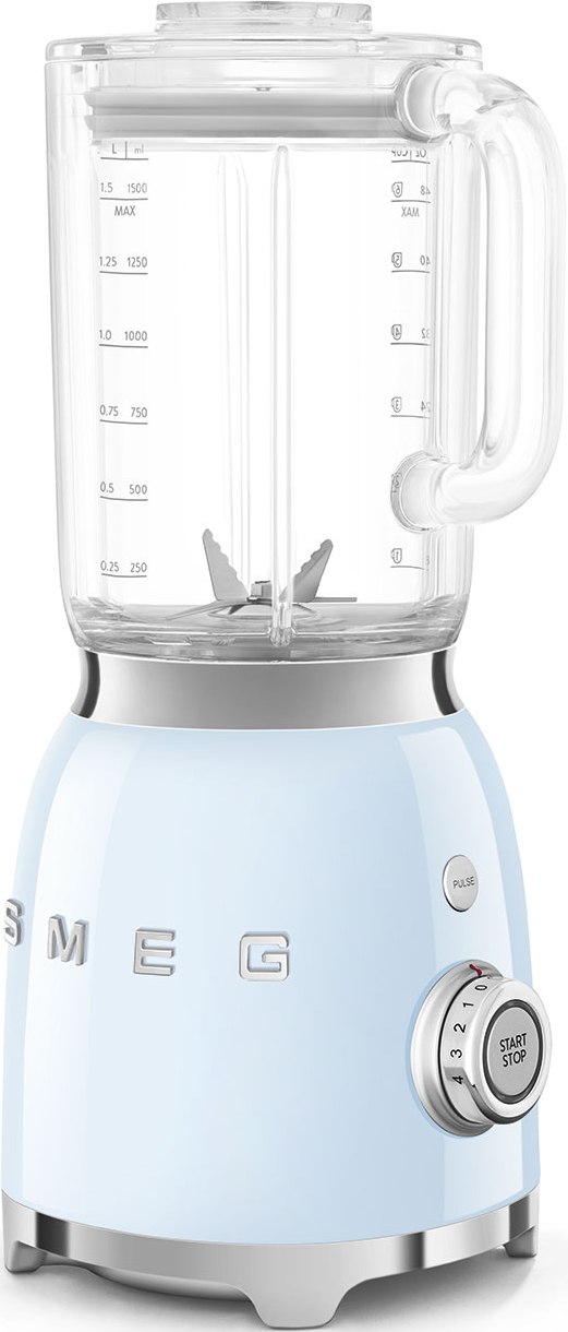 Hellblauer SMEG-Mixer auf weißer Oberfläche. Er hat einen Glaskrug.