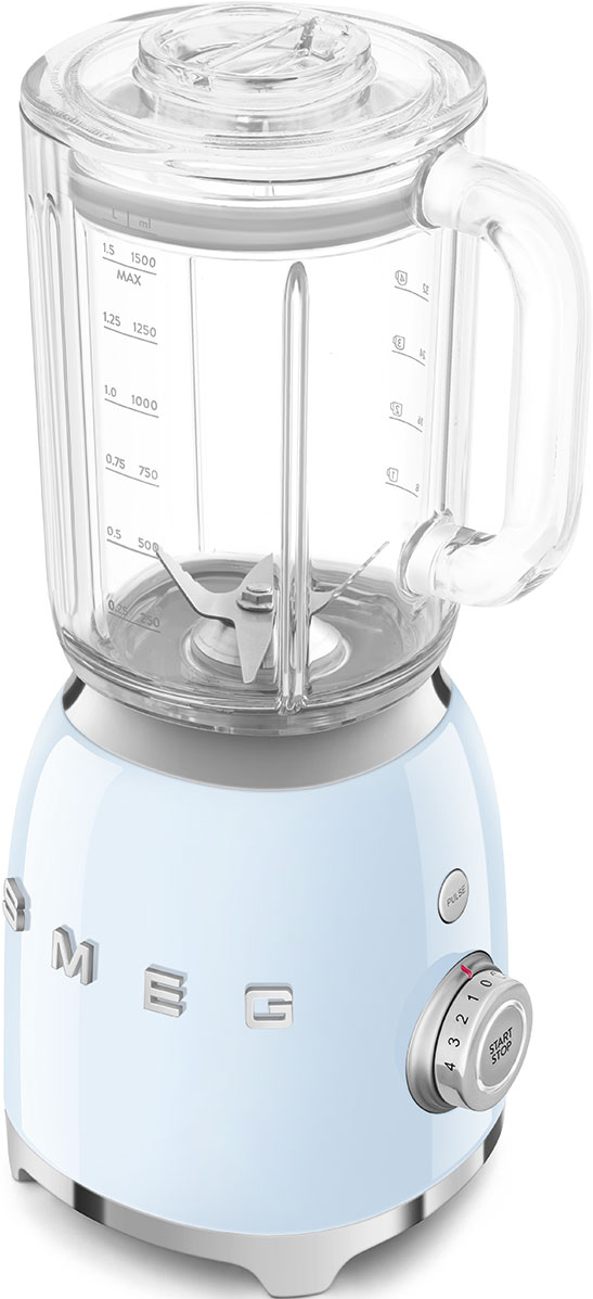 Ein hellblauer Mixer mit einem durchsichtigen Glaskrug. Er hat einen Edelstahlfuß und ein Zifferblatt.
