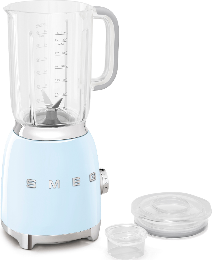 Hellblauer Mixer mit Glasbehälter. Ein durchsichtiger Deckel und Becher liegen daneben.