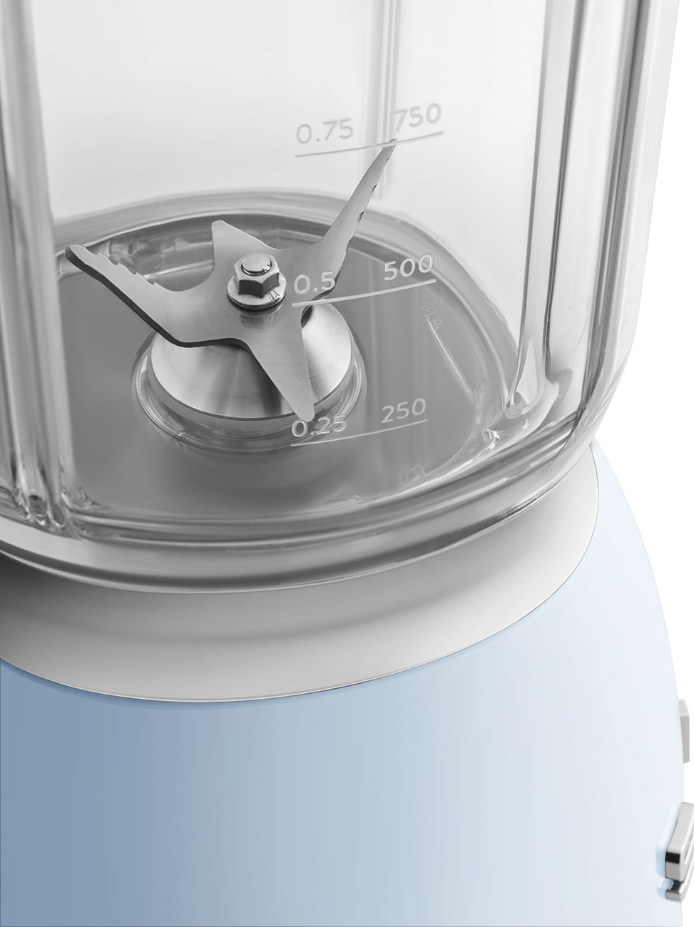 Glasbehälter eines Mixers mit Klingen und Messmarkierungen. Hellblauer Sockel. Weißer Hintergrund.