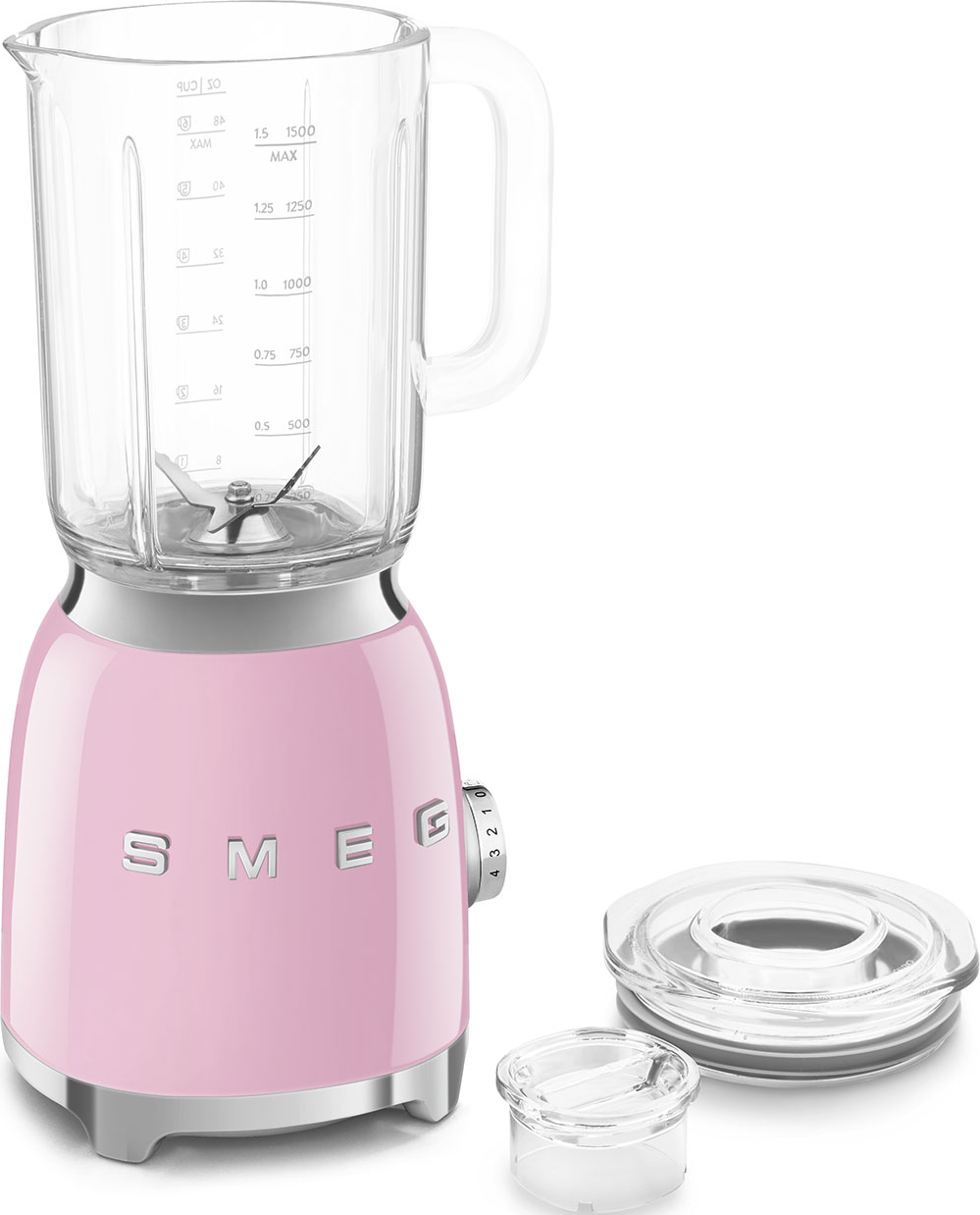Ein pinkfarbener Smeg-Mixer mit einem Glasbehälter, einem Deckel und einem kleinen Becher, alles vor weißem Hintergrund.