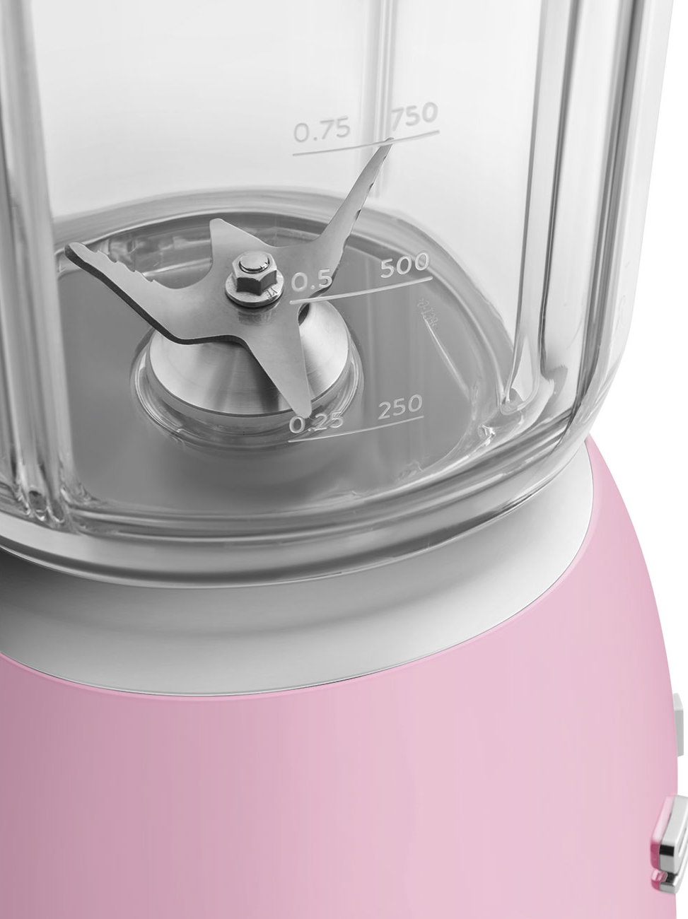 Ein pinkfarbener Mixer, Nahaufnahme von Klingen und Messungen.