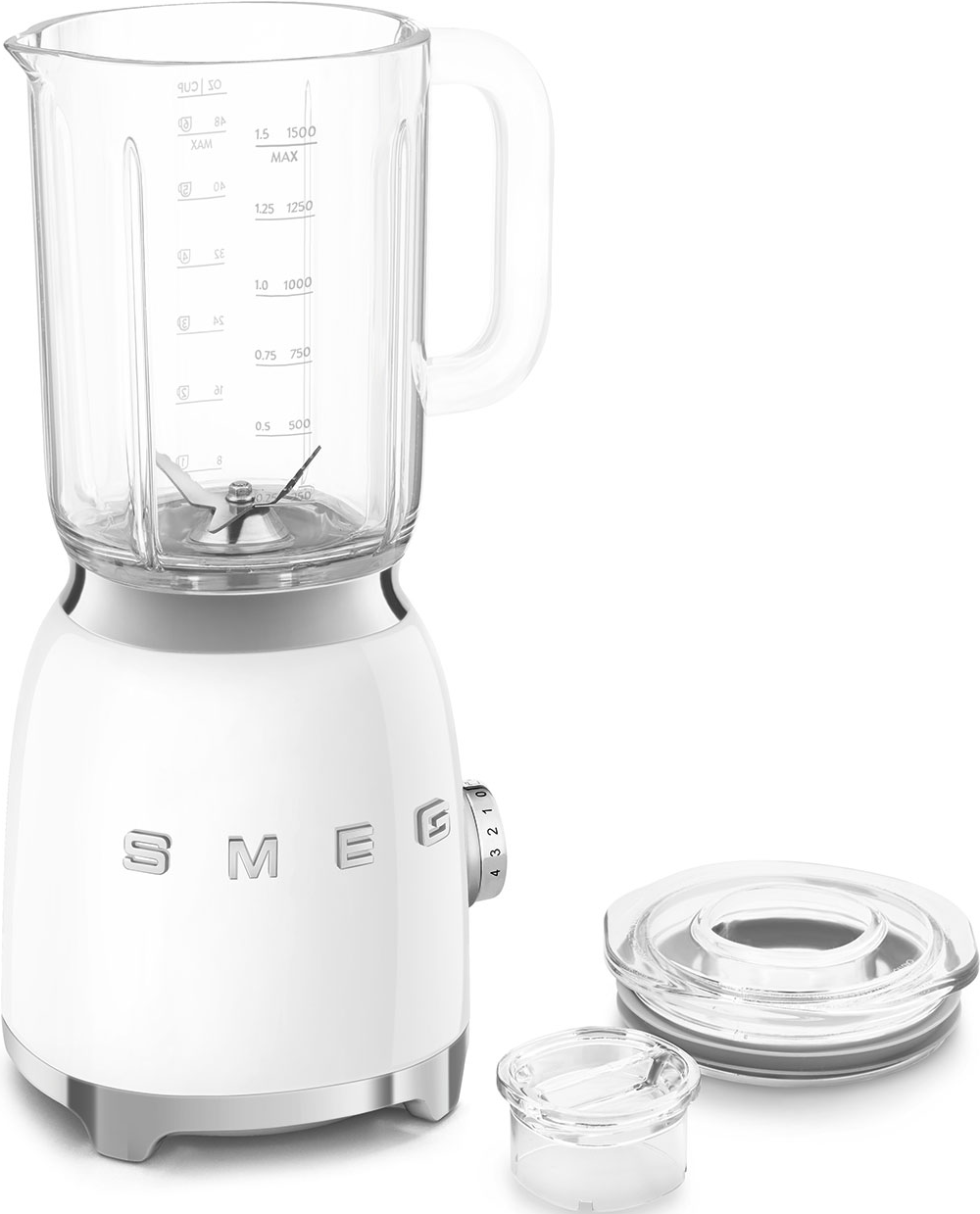 Frullatore Smeg bianco con caraffa in vetro, coperchio piccolo e coperchio sulla base. Accenti argentati.