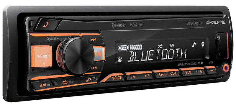 Radio samochodowe z czarnym panelem przednim i pomarańczowymi podświetlanymi przyciskami. Posiada logo Bluetooth.