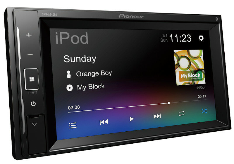 Radio samochodowe Pioneer z ekranem wyświetlającym informacje o muzyce, godzinę i ustawienia.