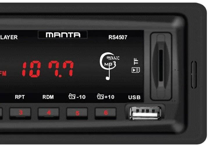 Panel przedni radia samochodowego, czarny. Wyświetla czerwone liczby i symbole, port USB po prawej stronie. Marka Manta.