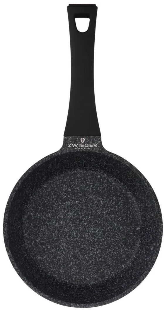 Czarna patelnia z uchwytem o wyglądzie granitu na białym tle.