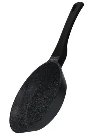 Czarna, kątowa patelnia z długim uchwytem na białym tle, pochylona w lewo.