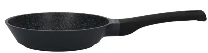 Czarna patelnia z czarnym uchwytem. Jest na białym tle.