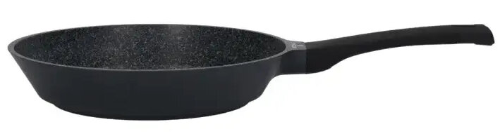 Czarna patelnia z czarnym uchwytem na białym tle. Patelnia ma nakrapianą powierzchnię do gotowania.