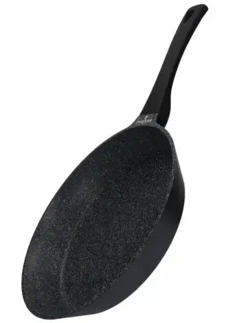 Czarna patelnia z teksturowanym wnętrzem, widziana pod kątem na białym tle.