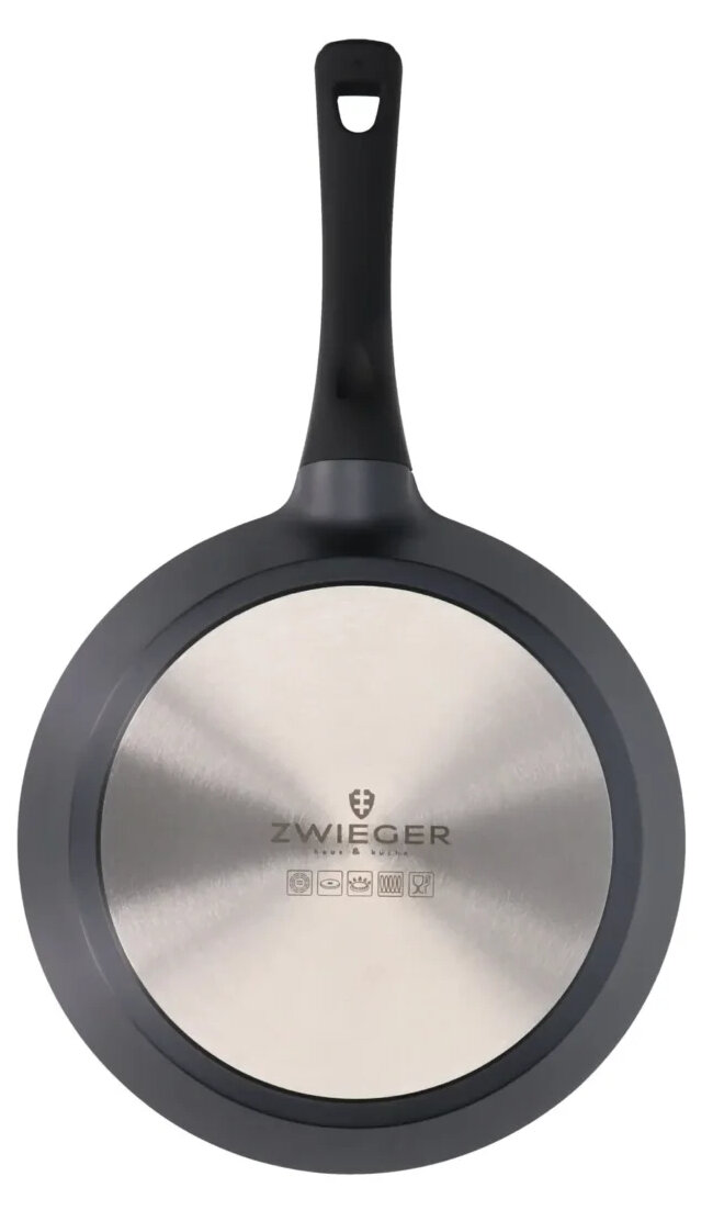 Czarna patelnia ze srebrnym dnem i czarnym uchwytem. Na dnie znajduje się logo.