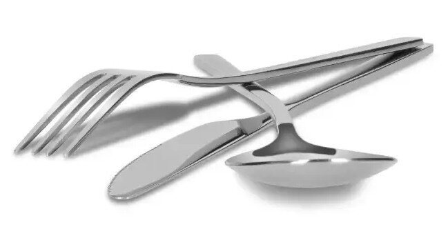 Srebrny widelec, łyżka i nóż na białym tle, lekko nachodzące na siebie.