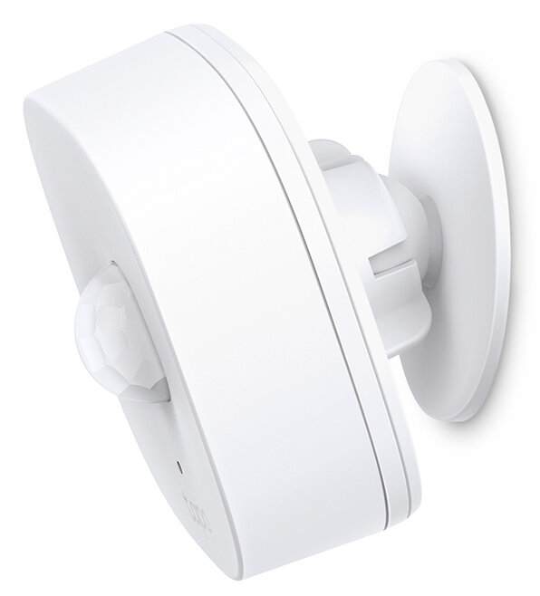 Biały czujnik ruchu zamontowany na białej ścianie.