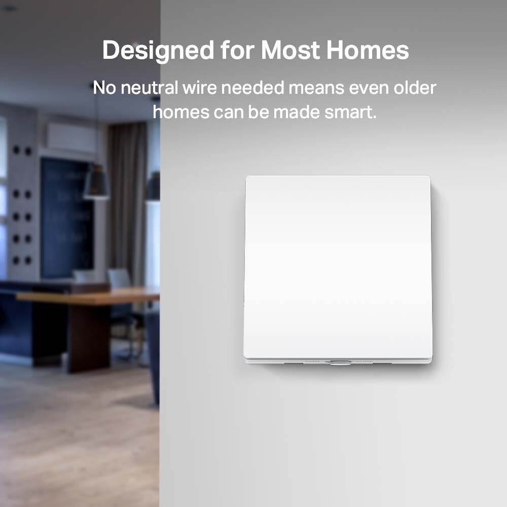 Biały inteligentny włącznik światła na jasnoszarej ścianie z tekstem: Designed for Most Homes.
