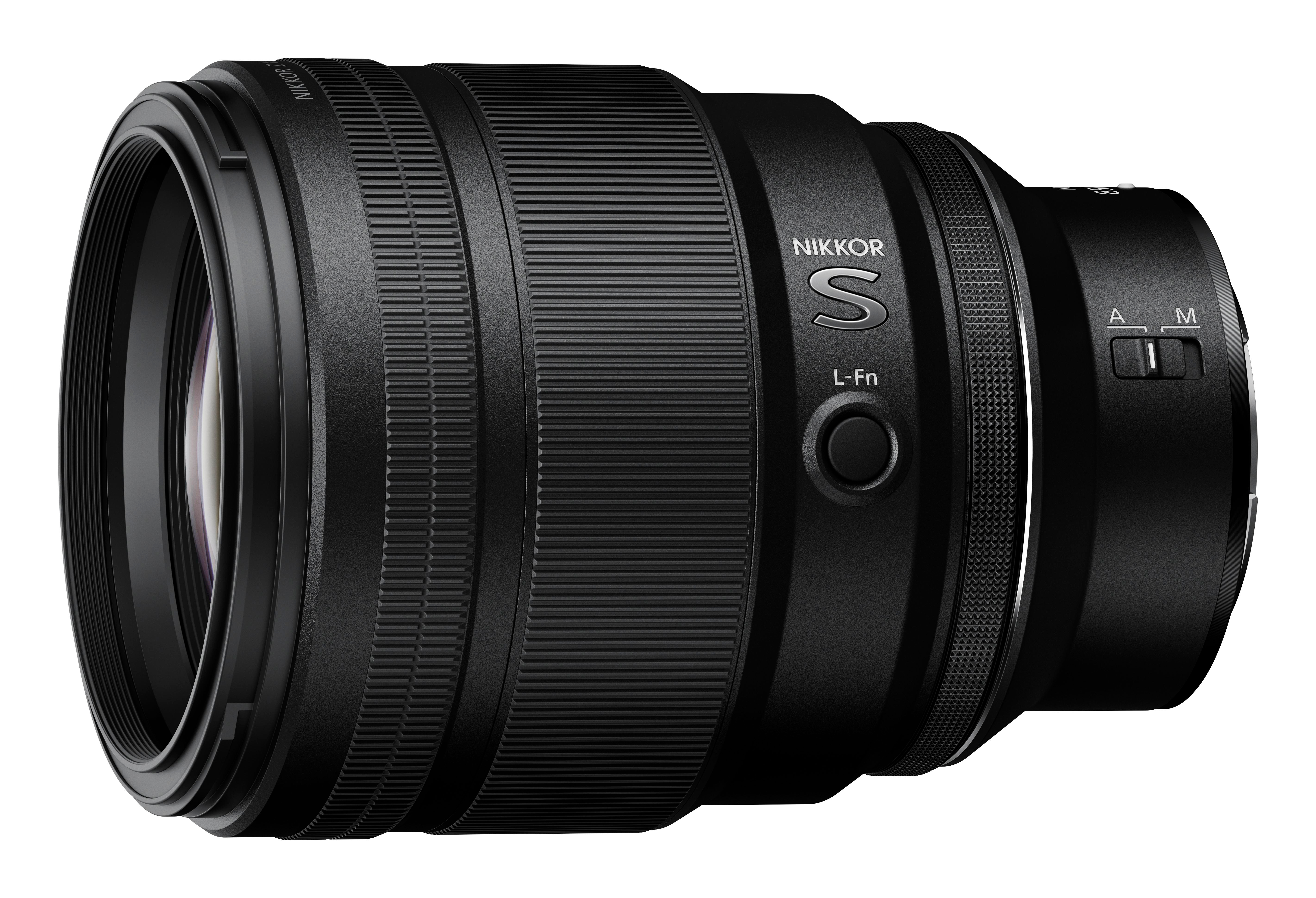 Ein schwarzes Kameraobjektiv mit silbernem Ring und dem Wort 'NIKKOR'. Es ist vor weißem Hintergrund.