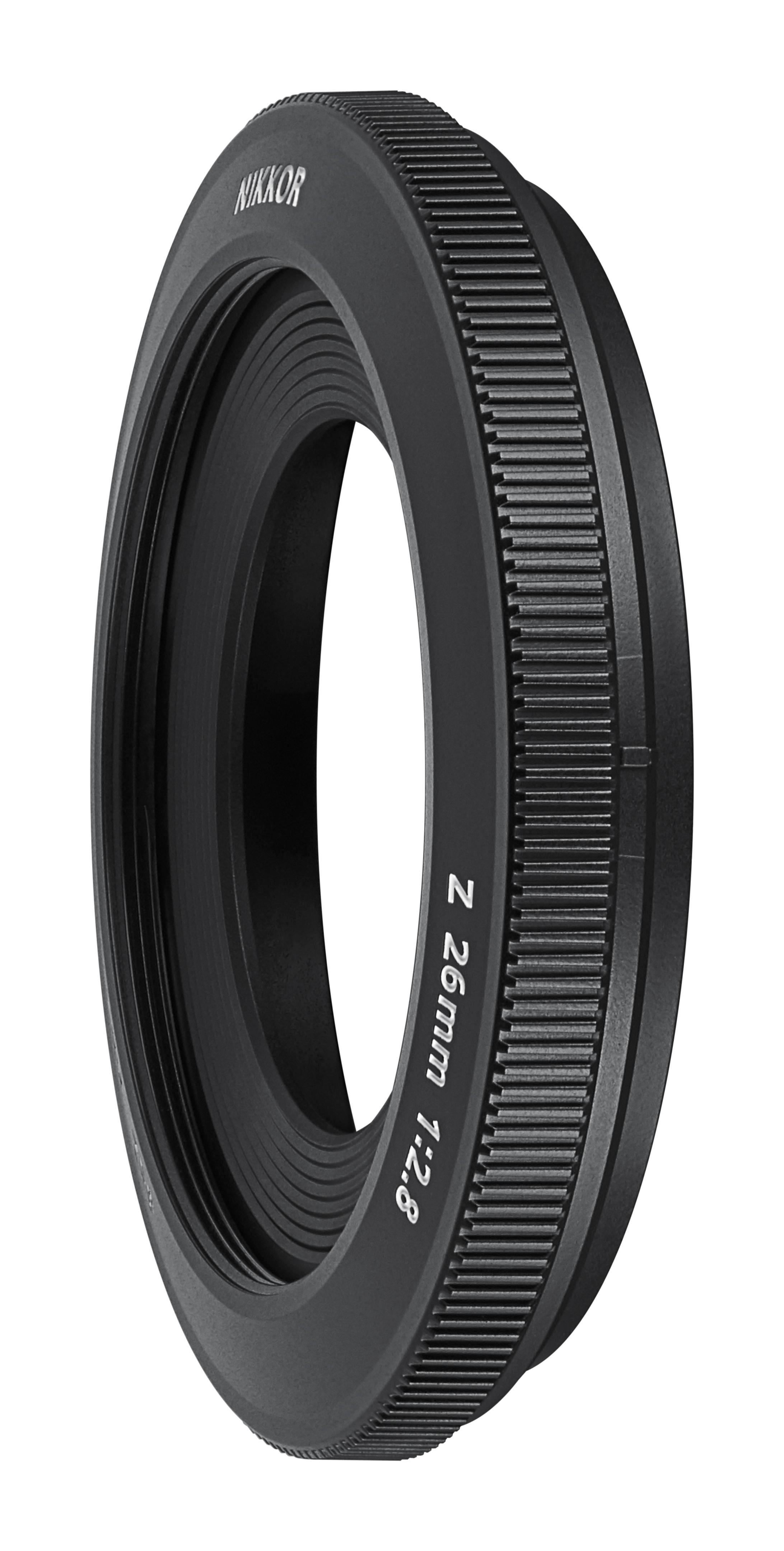 Ein schwarzes Nikon Z 26mm f/2.8 Objektiv mit geriffeltem Fokusring.