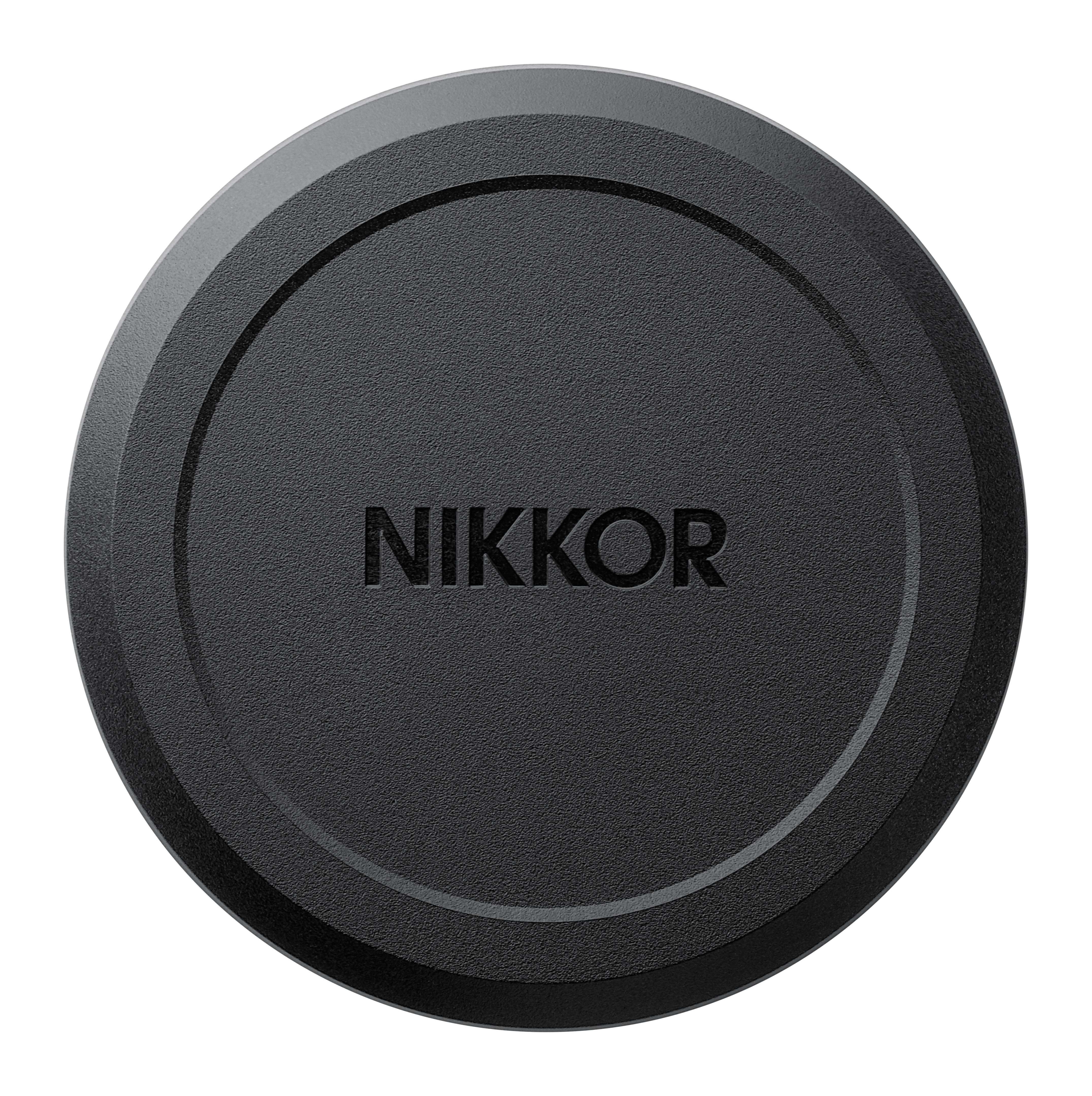 Nahaufnahme einer schwarzen Objektivkappe mit dem Wort 'NIKKOR' in der Mitte geprägt.