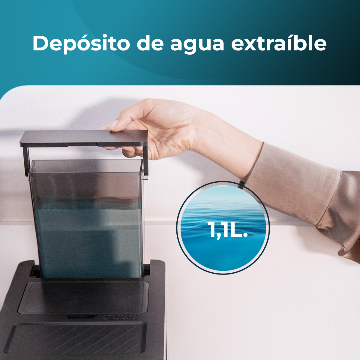 Una mano sosteniendo un depósito de agua extraíble, con texto: 1,1L.