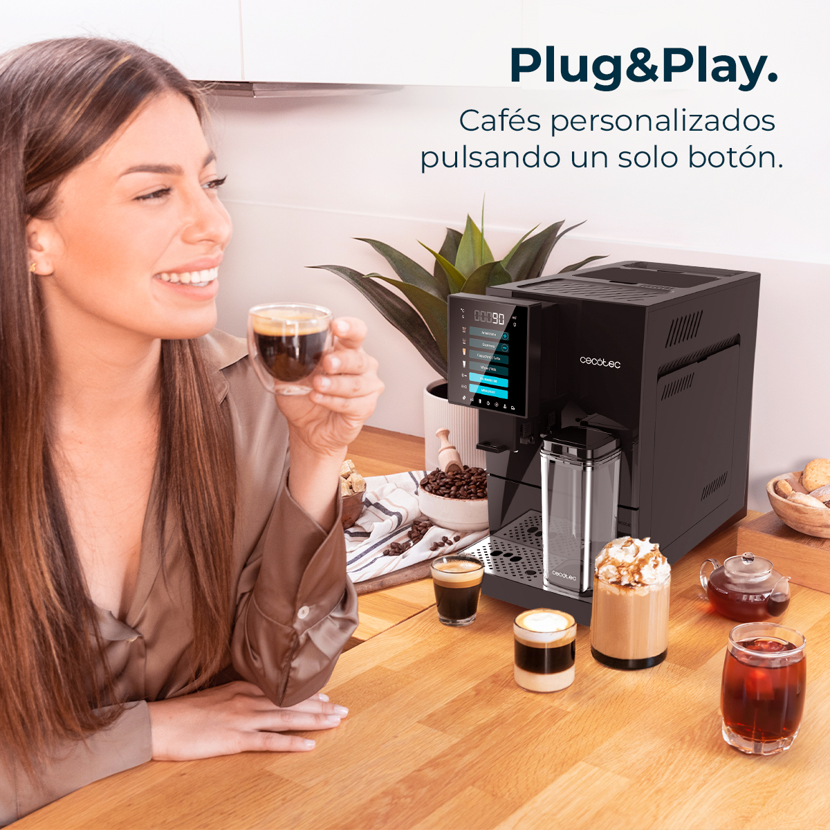 Mujer sosteniendo una taza de espresso, cerca de una cafetera con varias bebidas de café y granos.
