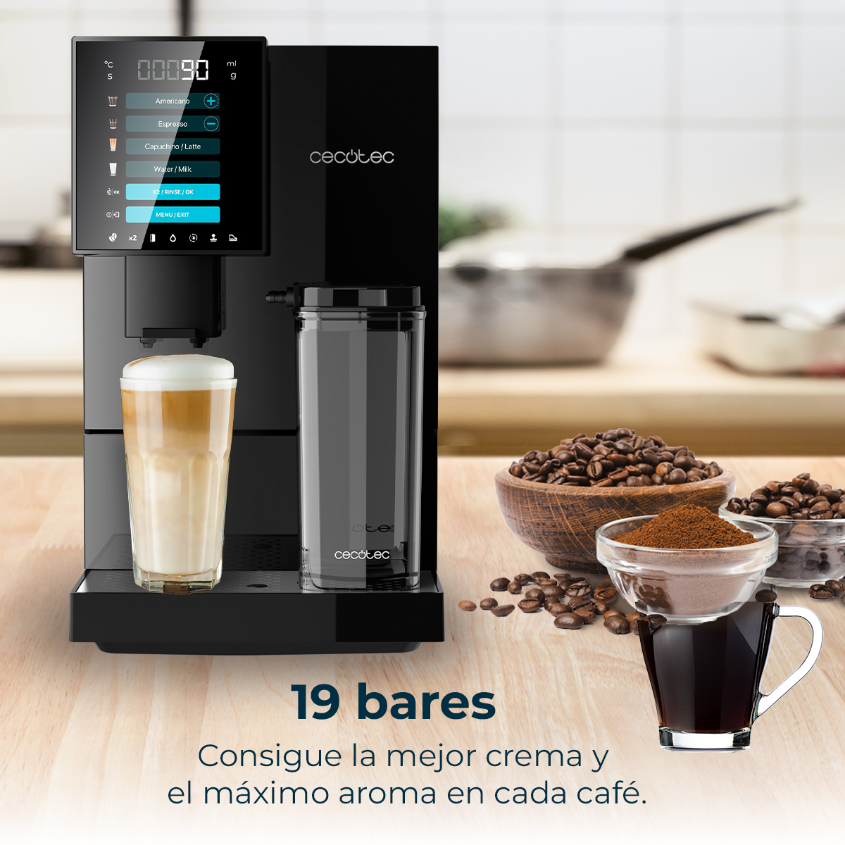 Cafetera negra con un vaso de latte, granos de café y café molido.
