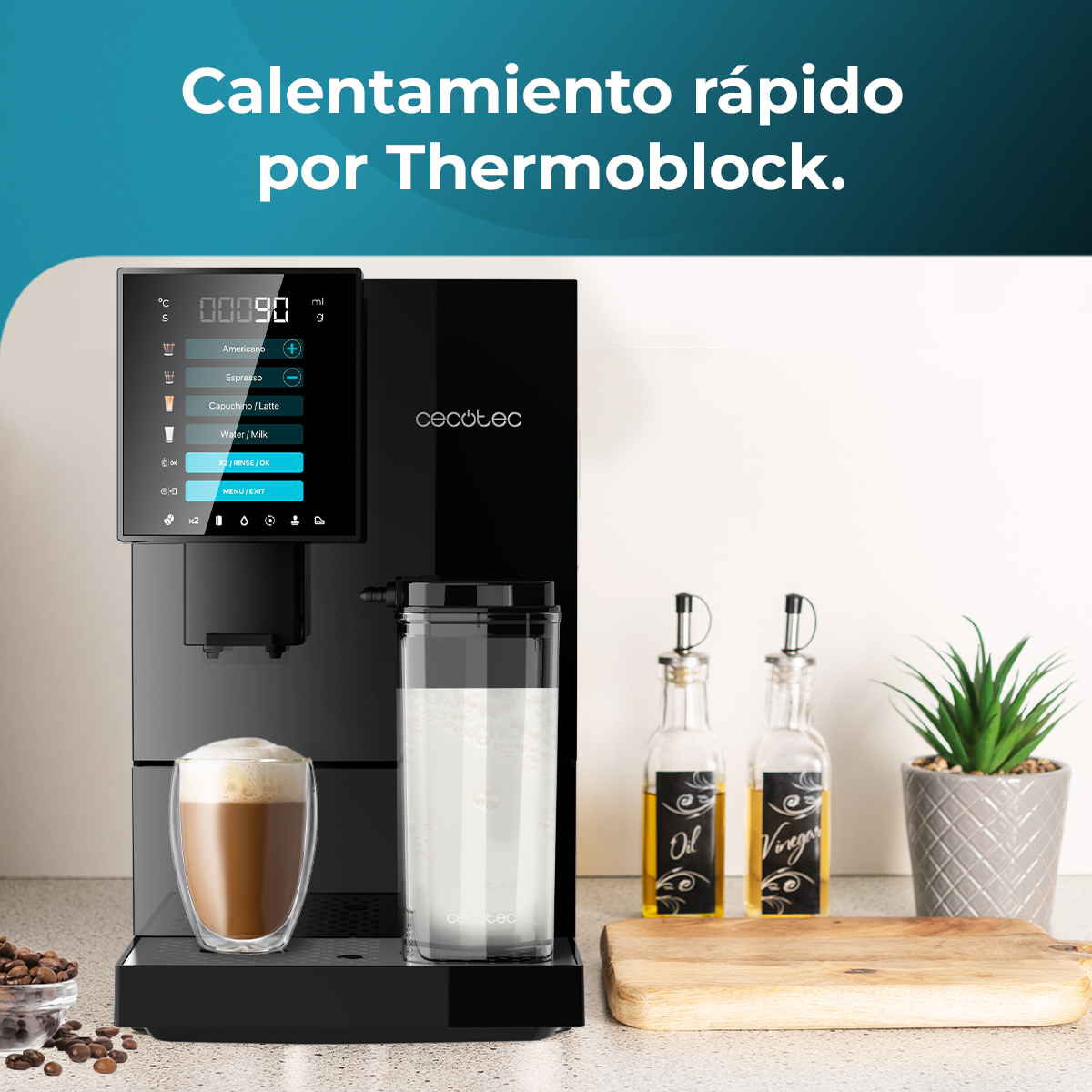 Cafetera negra con texto. Una taza de café y otros artículos están delante. El fondo es una cocina.
