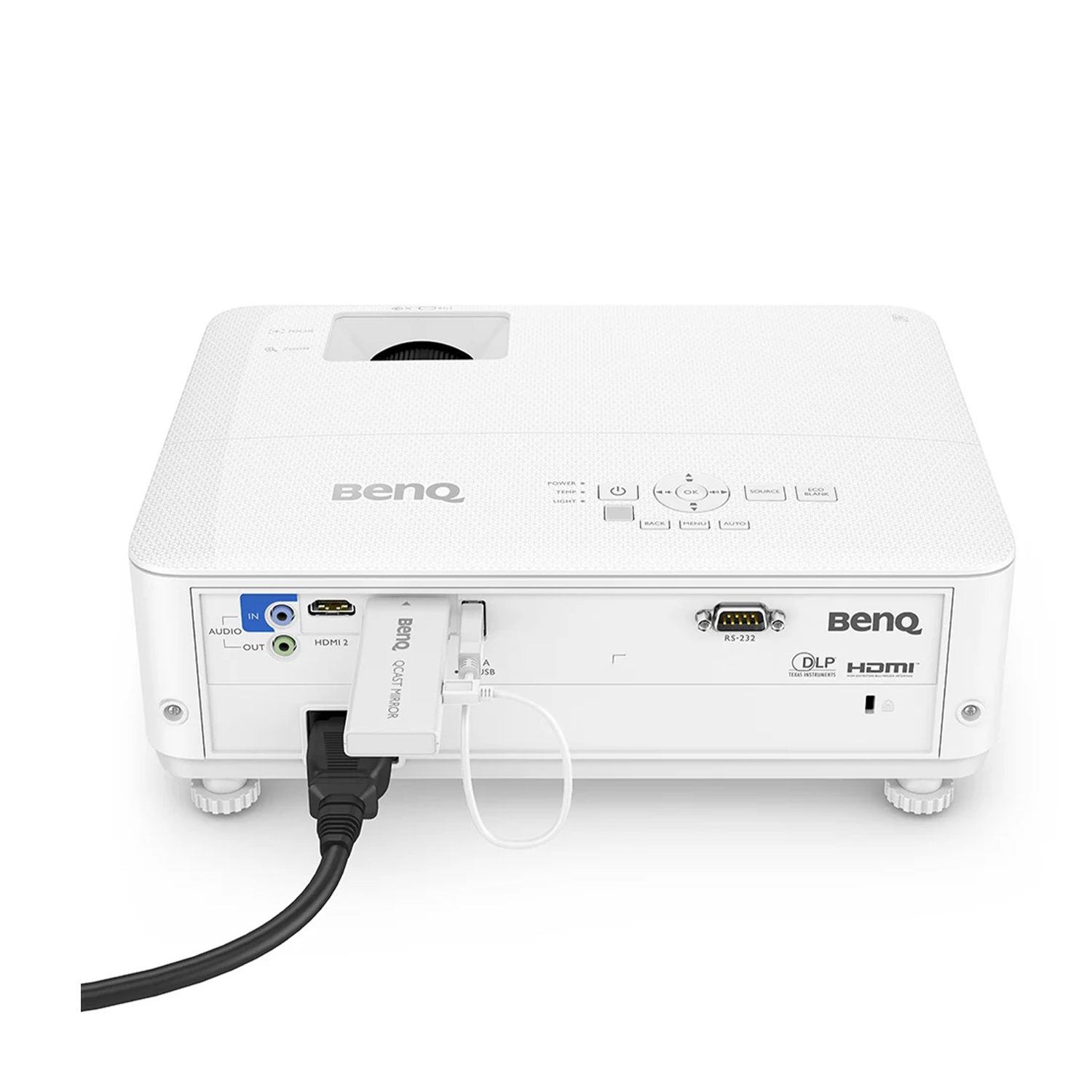 Vista posteriore del proiettore BenQ bianco, porte e cavo. HDMI, audio e altre porte con un cavo.