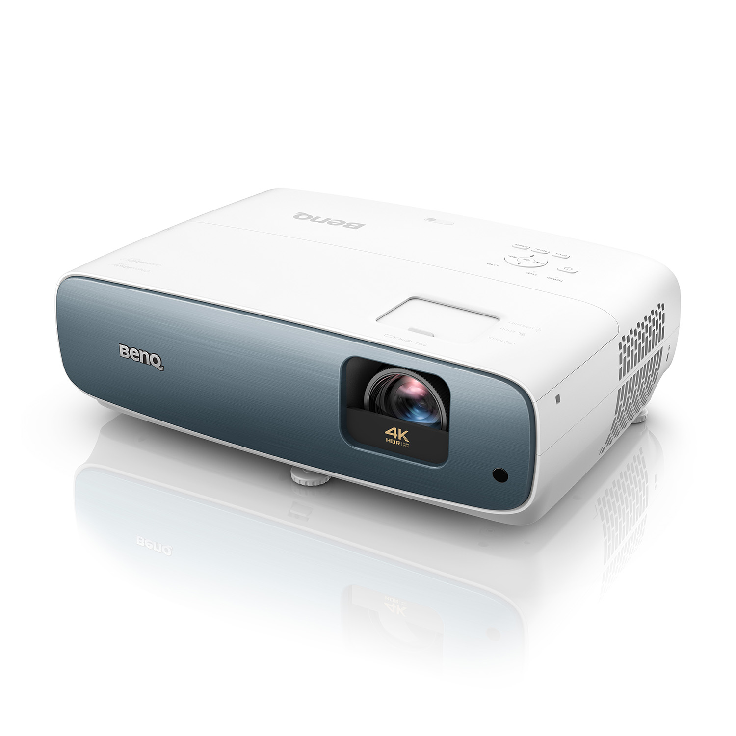 Proiettore bianco con frontale blu, logo BenQ, lente 4K HDR. Riflesso su superficie.