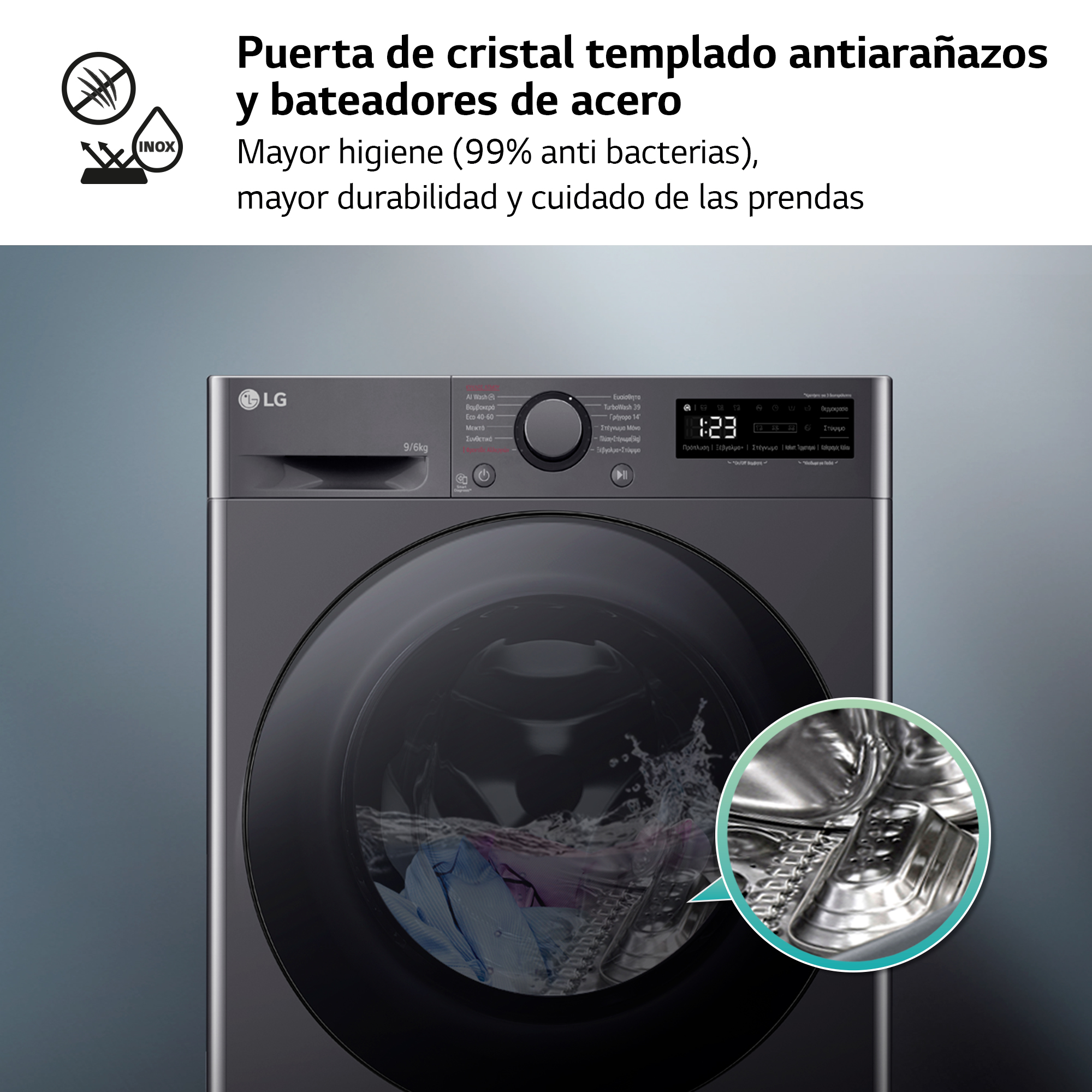 Persona sosteniendo un smartphone y cepillo de dientes, otra en el espejo.