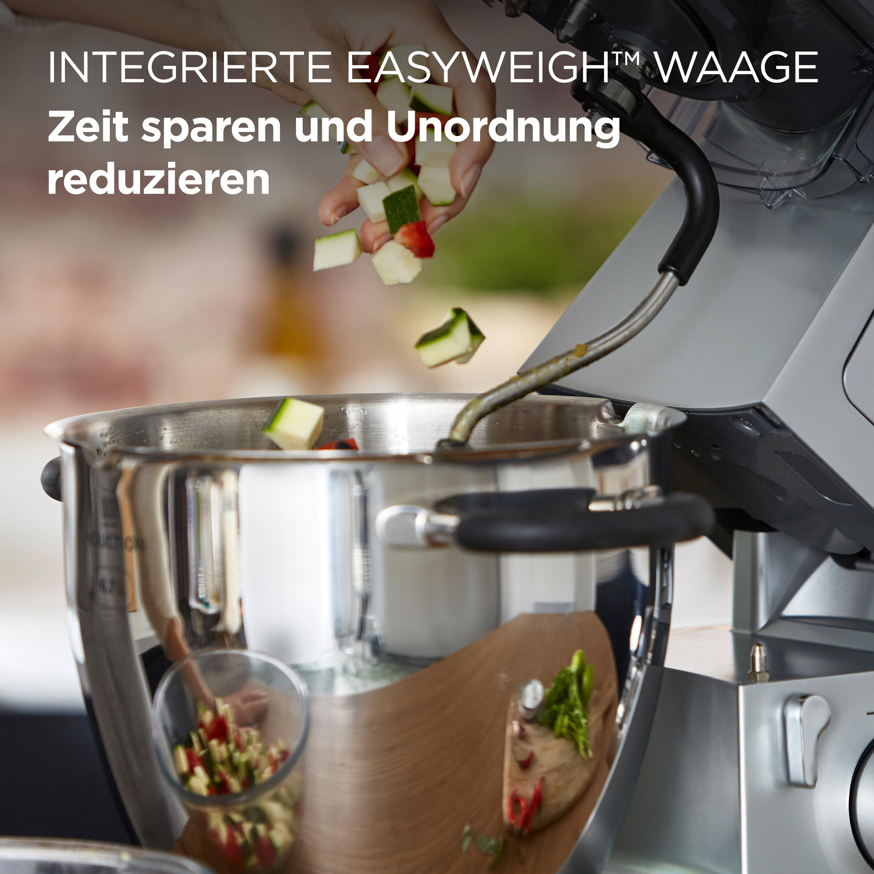Zutaten werden in eine Edelstahlschüssel einer Küchenmaschine gegeben.