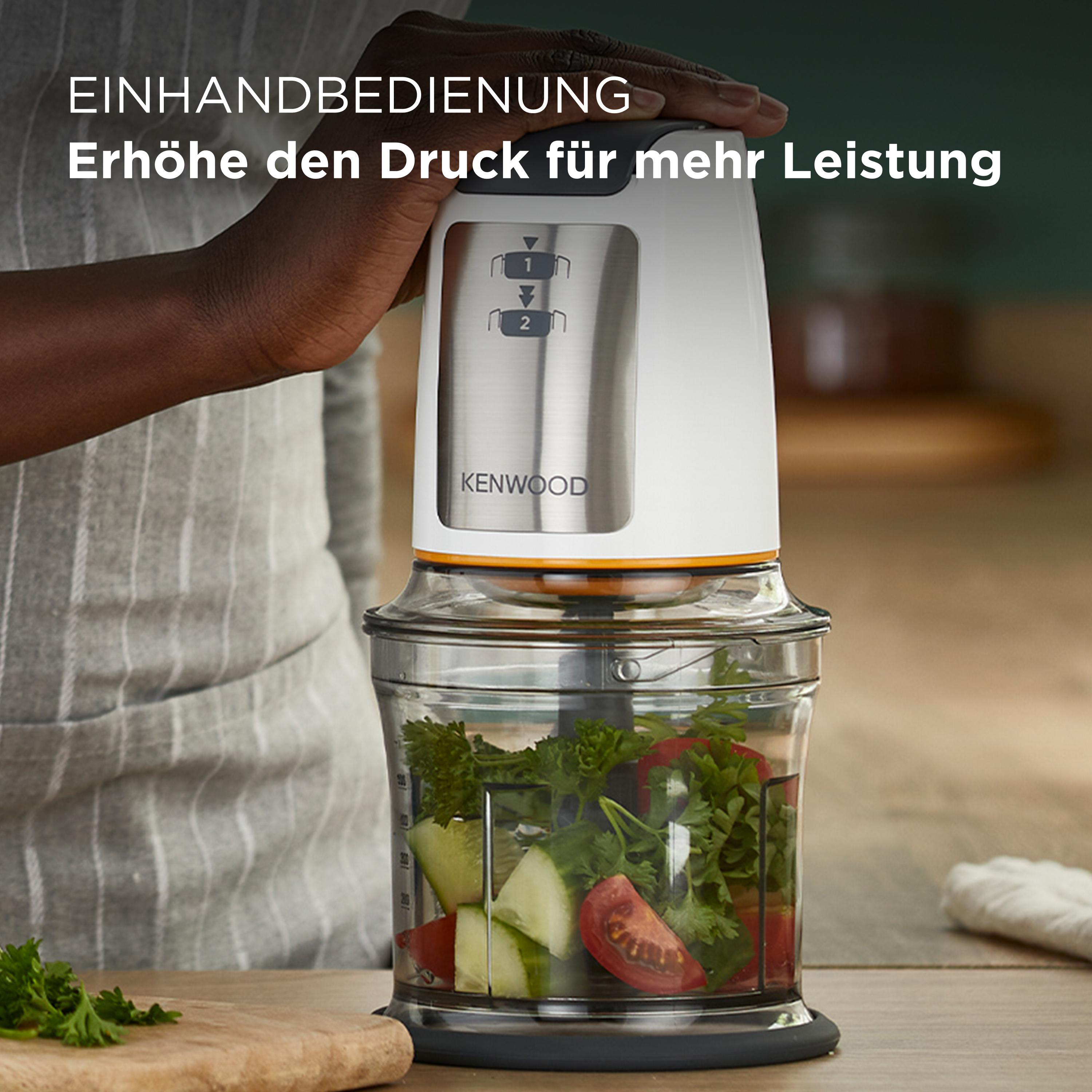 Hand hält Kenwood Küchenmaschine mit Zutaten im transparenten Behälter.