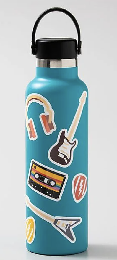 Türkisgrüne Wasserflasche mit Musikstickern, schwarzem Griff und schwarzem Deckel.