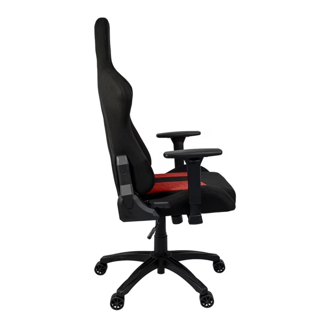 Silla gamer negra y roja. La silla tiene un respaldo alto y reposabrazos sobre una base negra.