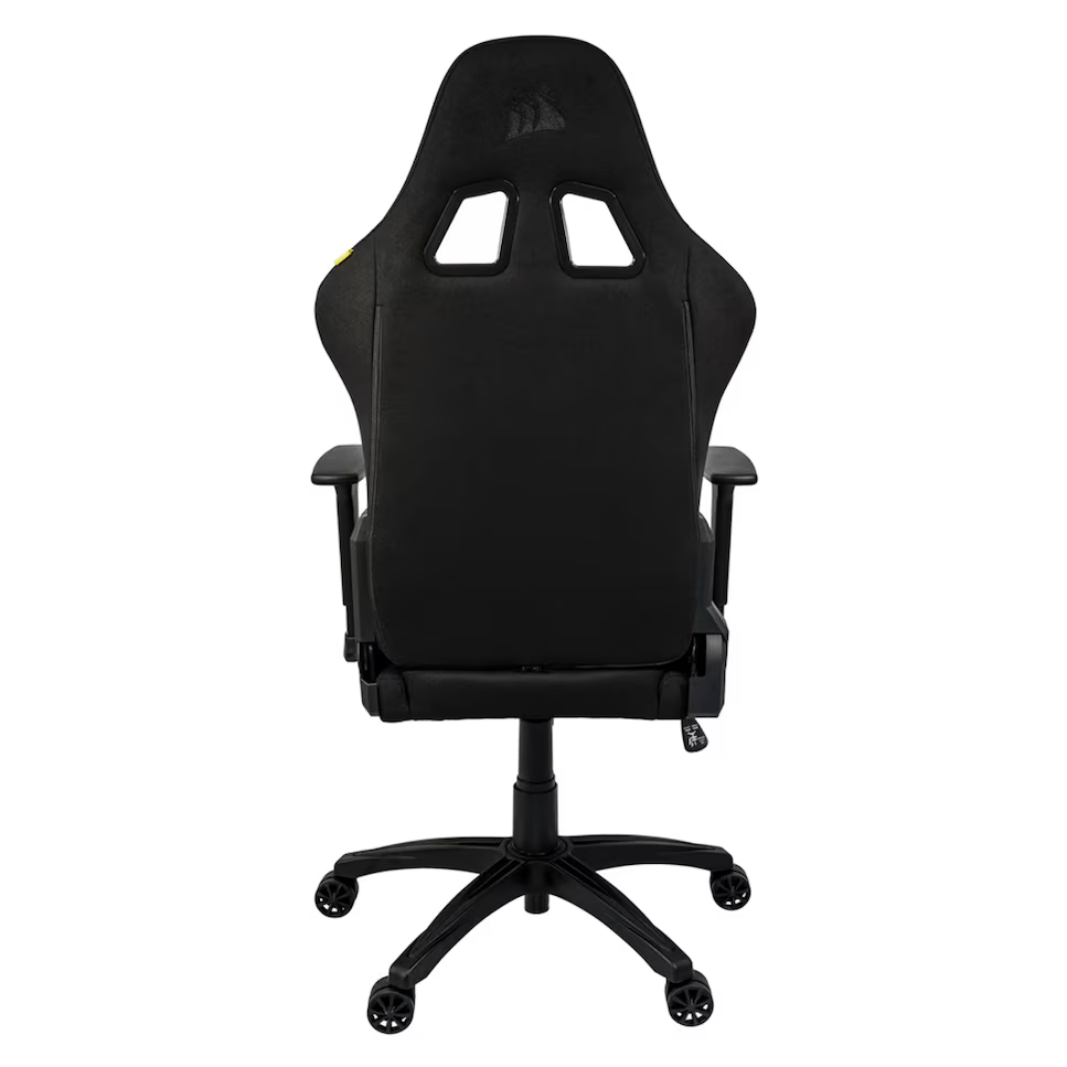 La parte trasera de una silla gaming negra con un logo amarillo, sobre fondo blanco.
